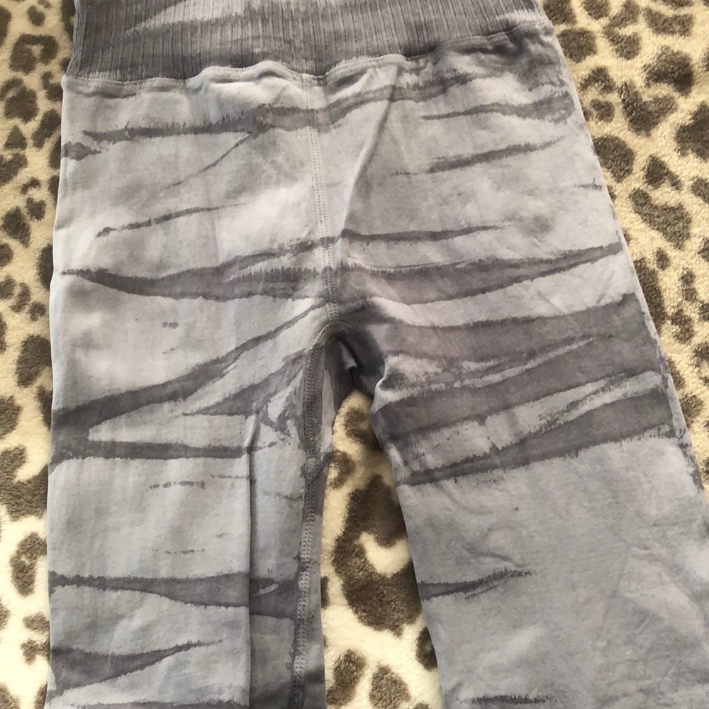 Free People Movement Good Karma High Rise Waist Leggings Gray Print Size XS/S - Picture 4 of 17